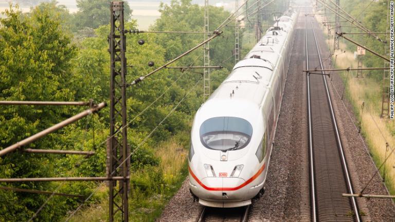3:ICE3(ドイツ) 通常の運転速度は時速300キロだが、遅延時には時速330キロまで速度を上げることが許可されている/Philipp von Ditfurth/picture alliance/dpa/Getty Images