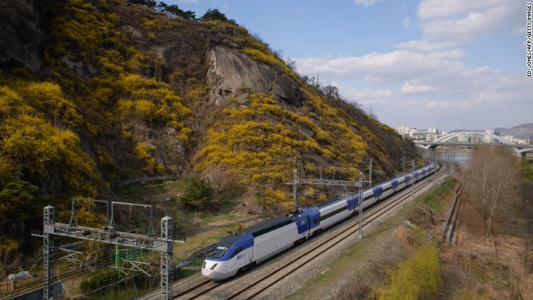 ８：ＫＴＸ（韓国）　ＫＴＸは最高時速３３０キロで運行可能だが、通常の制限速度は時速３０５キロ。フランスのＴＧＶの技術をベースにした初代ＫＴＸ―Ｉは、ソウル―釜山間の所要時間を４時間以上から２時間１５分へと半減させた/Ed Jones/AFP/Getty Images