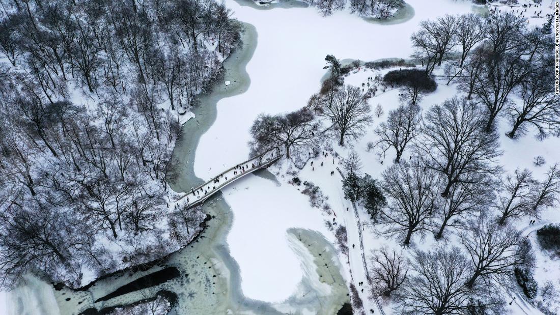 雪に覆われたニューヨークのセントラルパーク=29日/Tayfun Coskun/Anadolu Agency/Getty Images