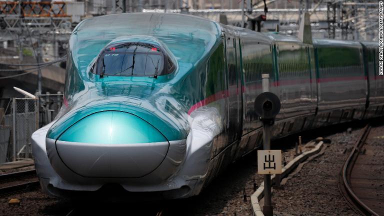 ５：ＪＲ東日本Ｅ５系（日本）　多くの新幹線は最高時速３００キロで運行しているが、Ｅ５系は東北新幹線で最高時速３２０キロで運転。高速でのトンネル進入時に発生するソニックブーム（衝撃音）低減のため、先頭車両の先端は長い/Kiyoshi Ota/Bloomberg/Getty Images