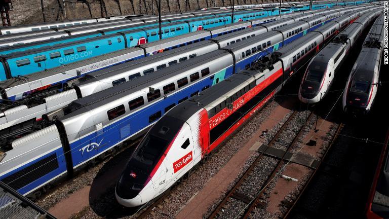 ４：ＴＧＶ（フランス）　パリからリヨン、マルセイユ、ボルドー、ナント、ストラスブール、リール、ブリュッセル、ロンドンまで高速鉄道網が拡大し、路線によっては最高時速３２０キロで運行する列車もある。/Thomas Coex/AFP/Getty Images
