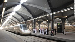 １０：ハラマイン高速鉄道（サウジアラビア）　サウジアラビアのハラマイン高速鉄道（ＨＨＲ）は、メッカとメディナの２つの聖都を最高時速３００キロで結ぶ