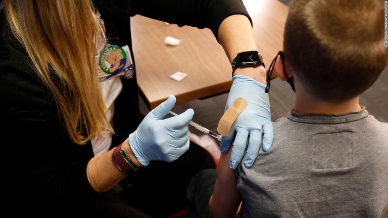 新型コロナの初回接種を受ける８歳の子ども＝２０２１年１１月５日、米ミシガン州/Jeff Kowalsky/AFP/Getty Images