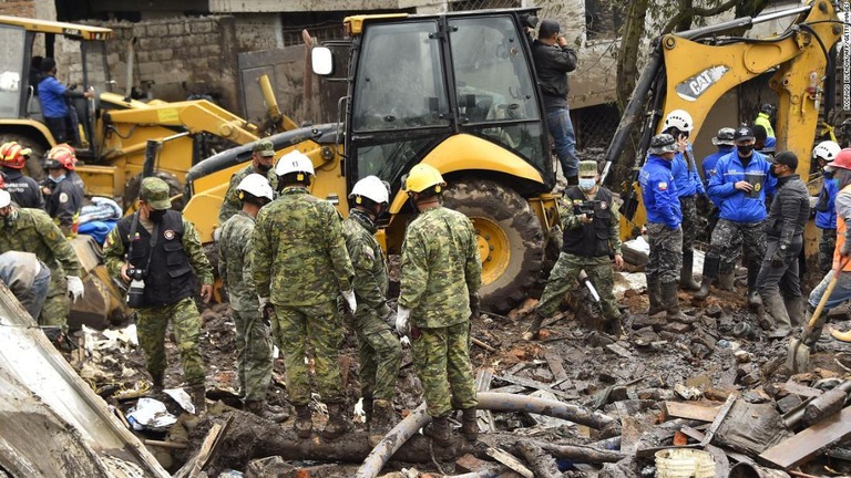 行方不明者の捜索に当たる救助隊員＝１日、エクアドル・キト/Rodrigo Buendia/AFP/Getty Images