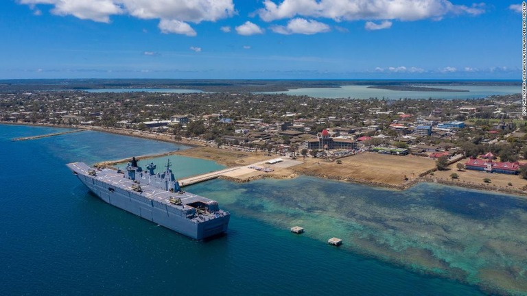 トンガの首都ヌクアロファに停泊する豪海軍艦アデレード/POIS Christopher Szumlanski/Australian Defence Force/AP