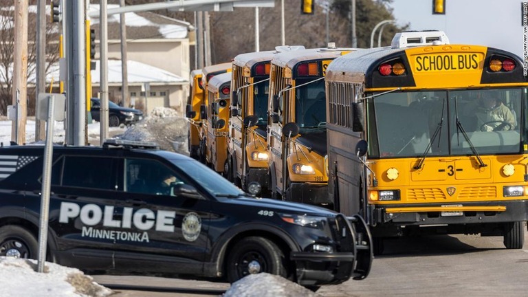 現場の学校前に止まる警察車両＝１日、ミネソタ州リッチフィールド/Kerem Yucel/AFP/Getty Images