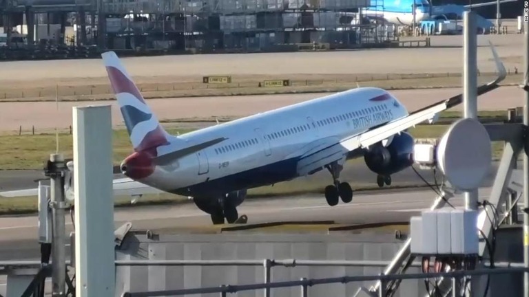 着陸時に強風であおられ、横転しそうになるＢＡ１３０７便。/Courtesy Big Jet TV