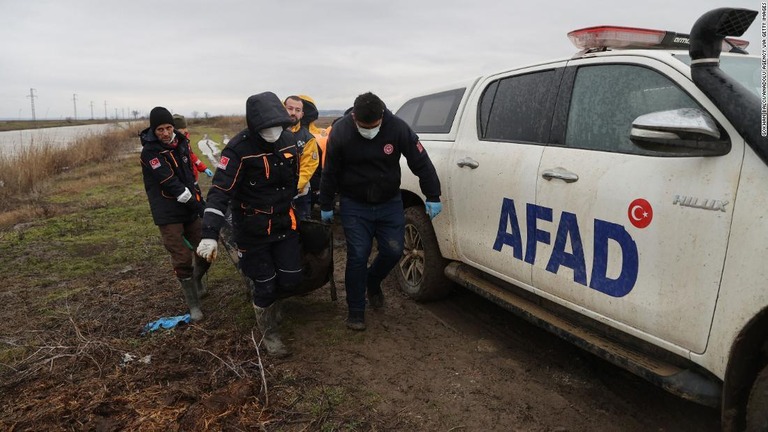 凍死した移民の遺体を運ぶトルコ当局＝２日、トルコ西部イプサラ/Gokhan Balci/Anadolu Agency via Getty Images