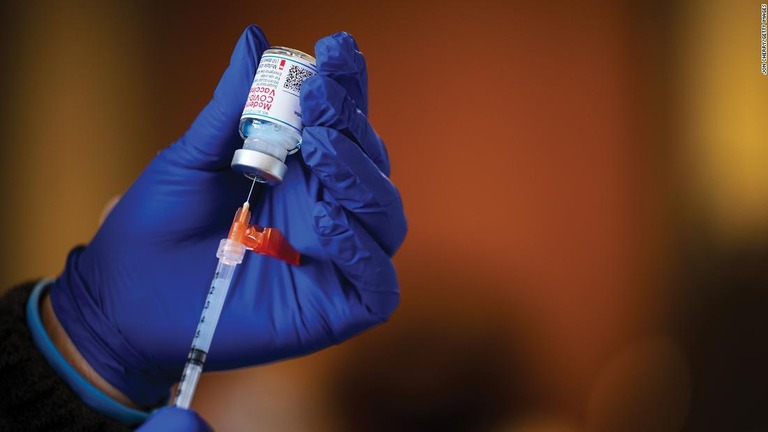 デルタ株同様、ワクチンにはオミクロン株の重症化も防ぐ十分な効果が見込めるという/Jon Cherry/Getty Images