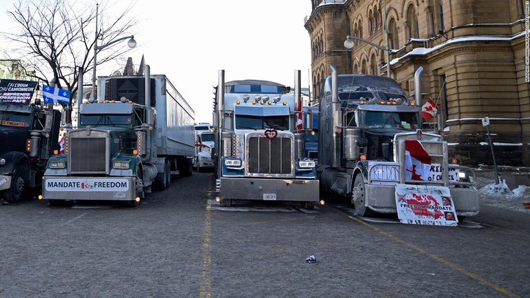 議会の建物付近でトラックの車列を作り抗議する人々/Arindam Shivaani/NurPhoto/Getty Images