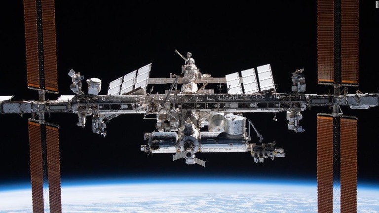米スペースＸ社の宇宙船「クルードラゴン」から撮影された国際宇宙ステーション＝２０２１年１１月８日/NASA