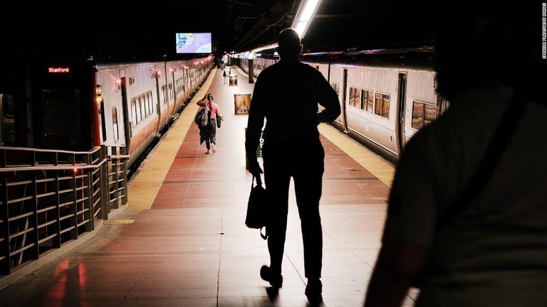 米ニューヨーク市のグランドセントラル駅で、地下鉄に乗ろうと歩く人々/Spencer Platt/Getty Images 