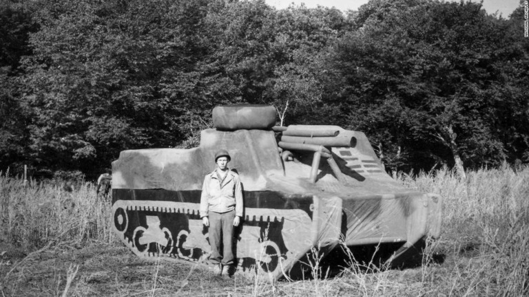 ゴム製の膨張式戦車の前に立つ米軍の極秘部隊「ゴースト・アーミー」の兵士/National Archives