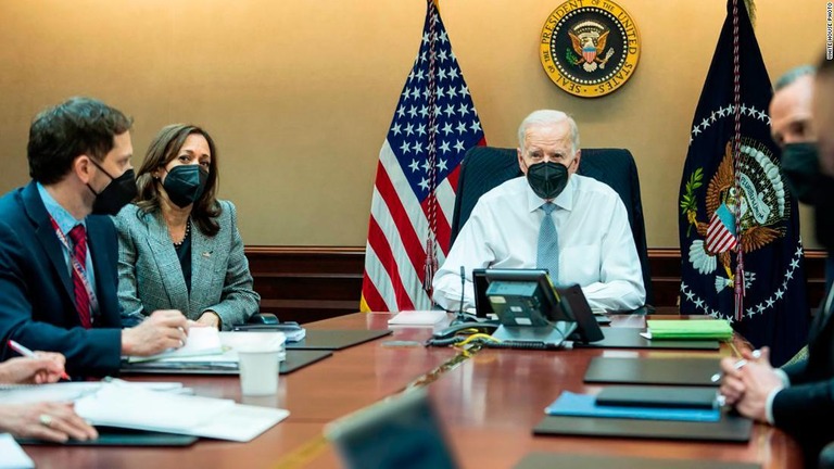 作戦の進行を確認するバイデン米大統領やハリス副大統領、国家安全保障チームのメンバー/White House Photo