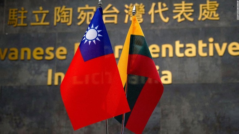 リトアニア首都に開設された台湾代表事務所に飾られる台湾とリトアニアの旗/Janis Laizans/Reuters