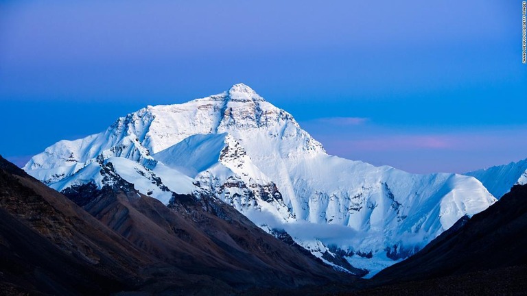 約２０００年かけて形成されたエベレストの氷河が２５年で溶解されていることが分かった/Zhang Weiguo/VCG/Getty Images