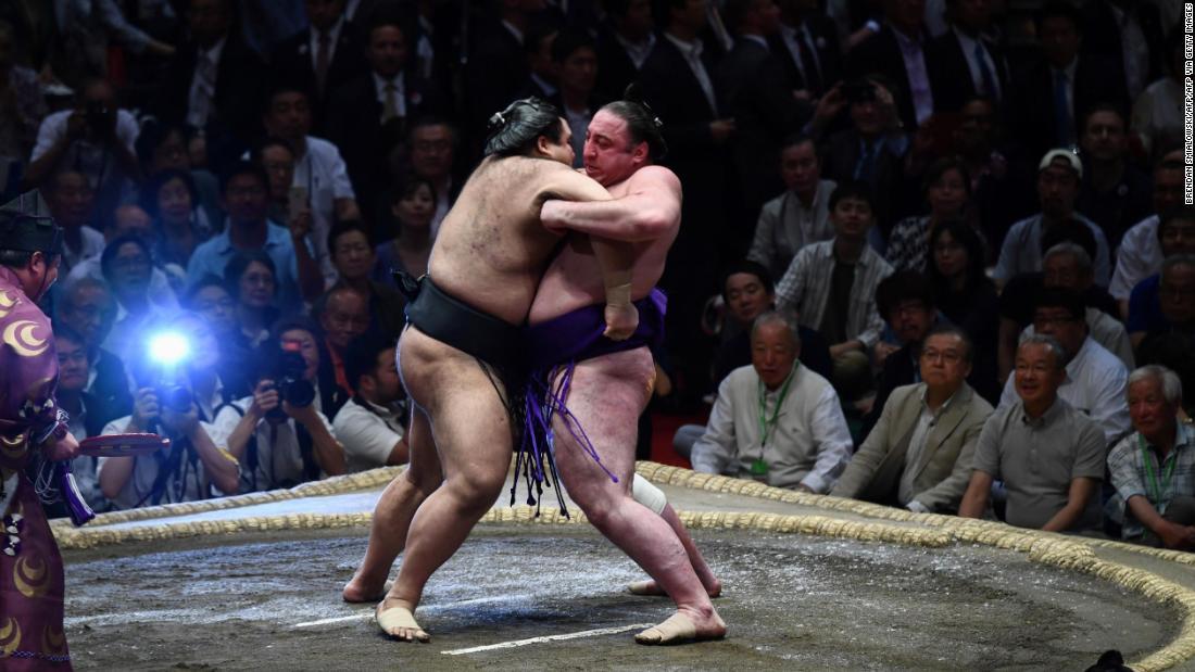 ２０１９年５月２６日の大相撲夏場所、ジョージア出身の栃ノ心（右）と日本出身の高安の取り組み/BRENDAN SMIALOWSKI/AFP/AFP via Getty Images
