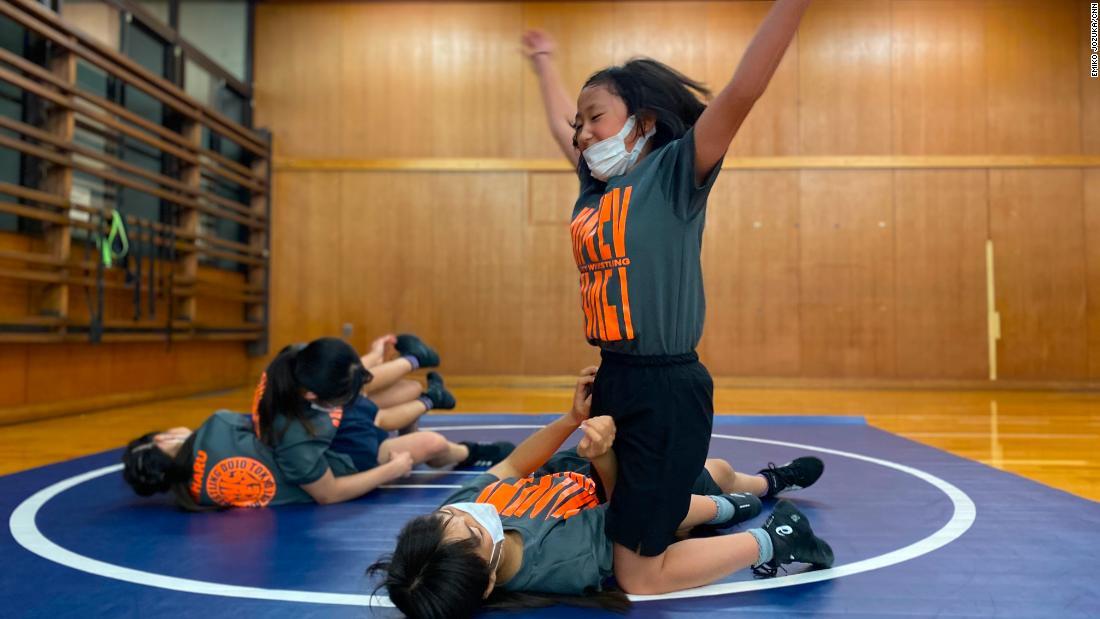 わんぱく相撲に出場する少女たちは、柔道やレスリングの経験も積んでいる/Emiko Jozuka/CNN