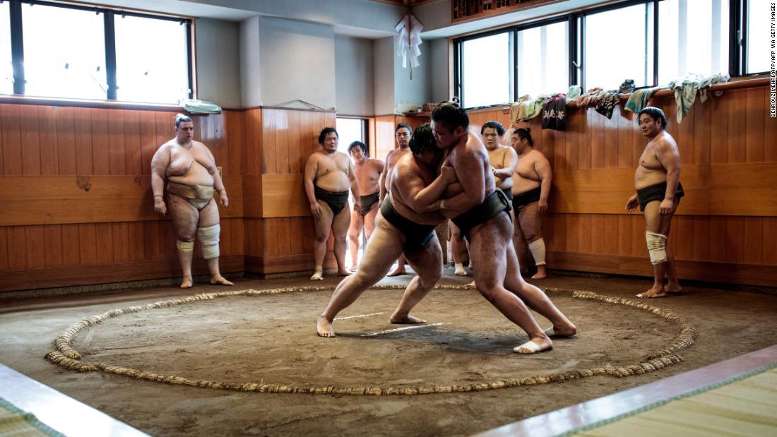 東京の相撲部屋で稽古に打ち込む力士たち/BEHROUZ MEHRI/AFP/AFP via Getty Images