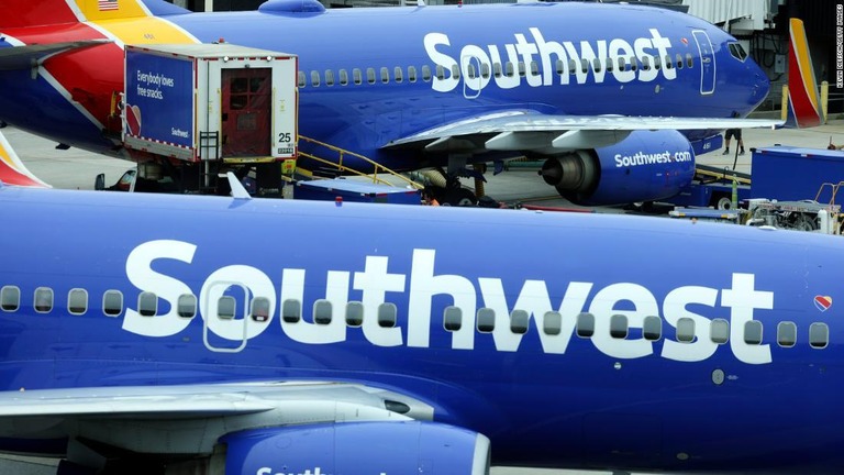 米サウスウェスト航空が機内での酒類の提供を再開すると発表した/Kevin Dietsch/Getty Images 