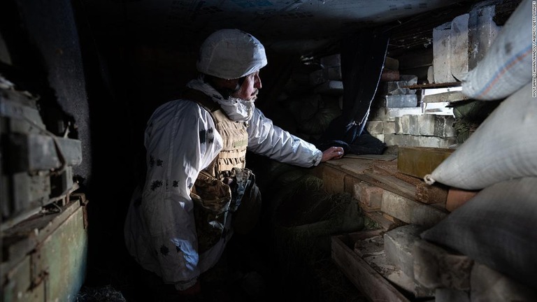 周辺を監視するウクライナ軍兵士＝５日、ウクライナ・ドネツク郊外/Wolfgang Schwan/Anadolu Agency/Getty Images