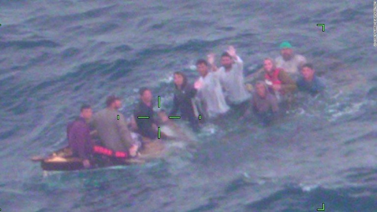 救出された難民らは救命胴衣を着用しておらず、船には安全用の機器もなかったという/US Coast Guard Seventh District