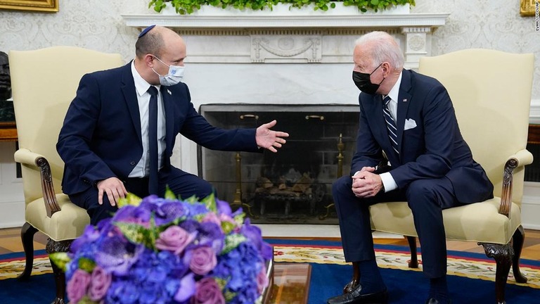 ホワイトハウスの大統領執務室で会談する米国のバイデン大統領（右）とイスラエルのベネット首相＝２０２１年８月２７日、米首都ワシントン/Evan Vucci/AP