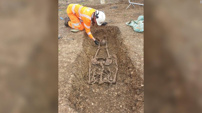 バッキンガムシャーの遺跡の墓地から斬首された遺骨が見つかった/HS2