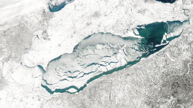 エリー湖の氷に亀裂が入っている様子を捉えた米海洋大気局（ＮＯＡＡ）の衛星画像/NOAA