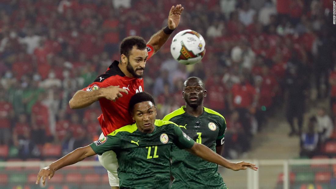 ボールにヘッドを合わせるエジプトのマルワン・ハムディ/Sunday Alamba/AP