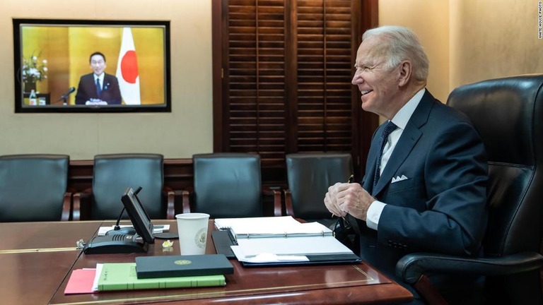 テレビ会談を行うバイデン米大統領と岸田文雄首相＝１月２１日/White House Photo
