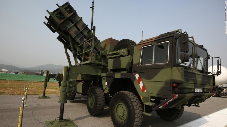 展示会に出品された地対空ミサイル「パトリオット」＝２０１５年１０月、韓国/ SeongJoon Cho/Bloomberg/Getty Images