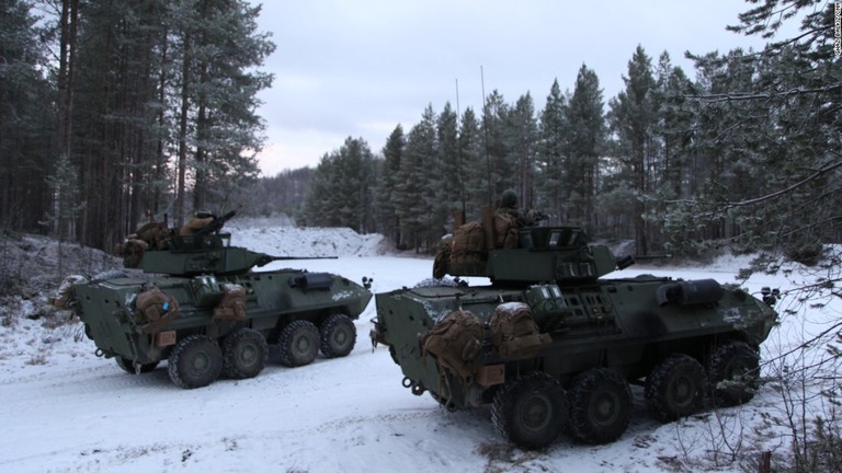 氷点下の北極圏で、米海兵隊とノルウェー軍が合同演習を行う様子/Ghazi Balkiz/CNN