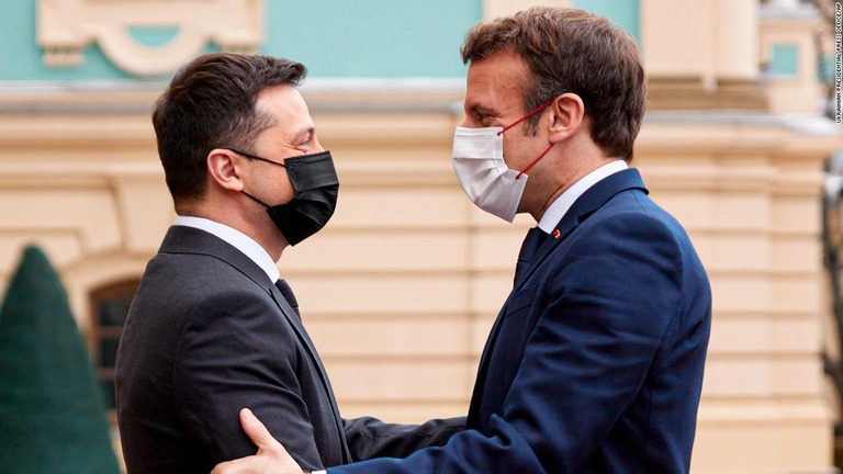 キエフに到着したフランスのマクロン大統領（右）とウクライナのゼレンスキー大統領（左）＝８日/Ukrainian Presidential Press Office/AP