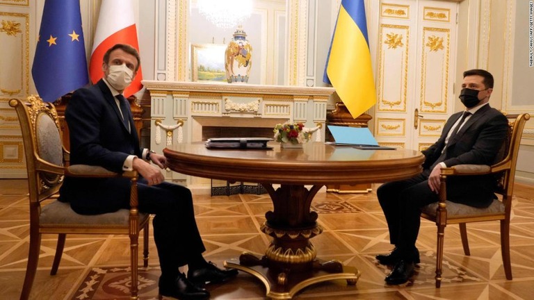 フランスのマクロン大統領（左）とウクライナのゼレンスキー大統領（右）＝８日、ウクライナ・キエフ/Thibault Camus/AFP/Getty Images