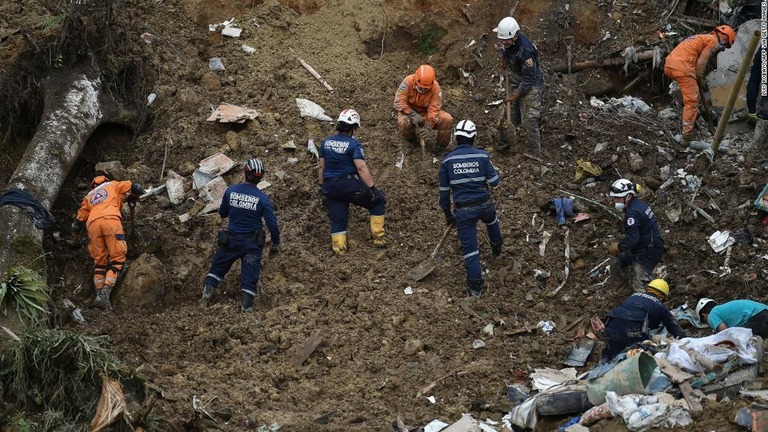 捜索活動に当たる救助隊員＝８日、コロンビア・ペレイラ
/LUIS ROBAYO/AFP via Getty Images
