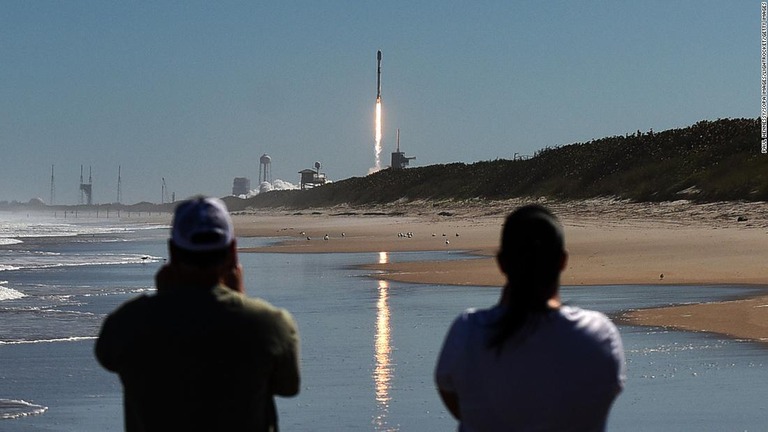 インターネット衛星４９基を搭載したスペースＸのロケット発射を見る人々＝９日、米フロリダ州ケープカナベラルのケネディ宇宙センター/Paul Hennessy/SOPA Images/LightRocket/Getty Images