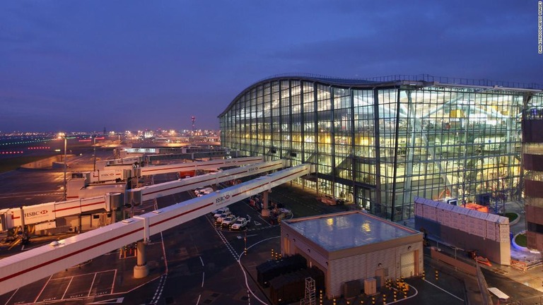 米ユナイテッド航空の機内で女性をレイプした疑いで男を逮捕/Dan Kitwood/Getty Images