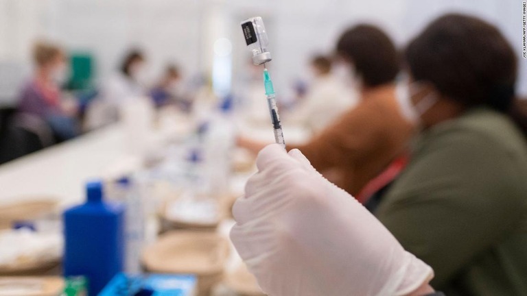 オーストリアが全成人に新型コロナワクチンの接種を義務づける欧州最初の国となった/Joe Klamar/AFP/Getty Images