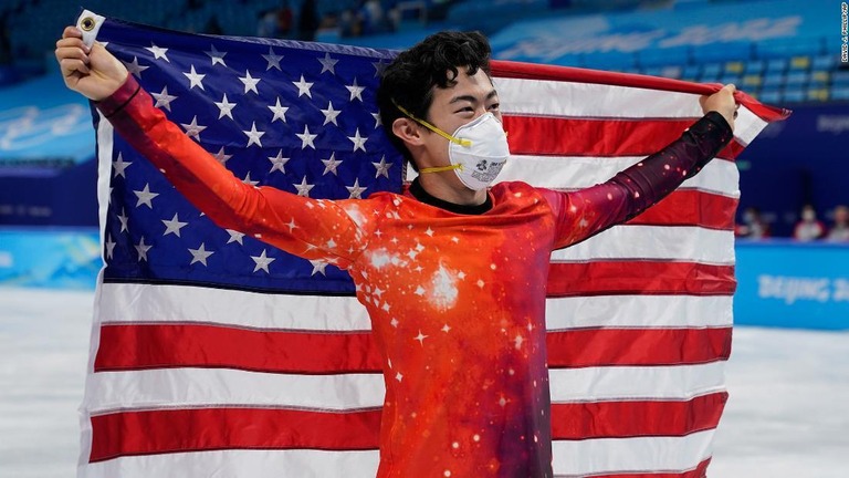 米国機を広げて金メダル獲得を喜ぶフィギュア男子のネーサン・チェン/David J. Phillip/AP
