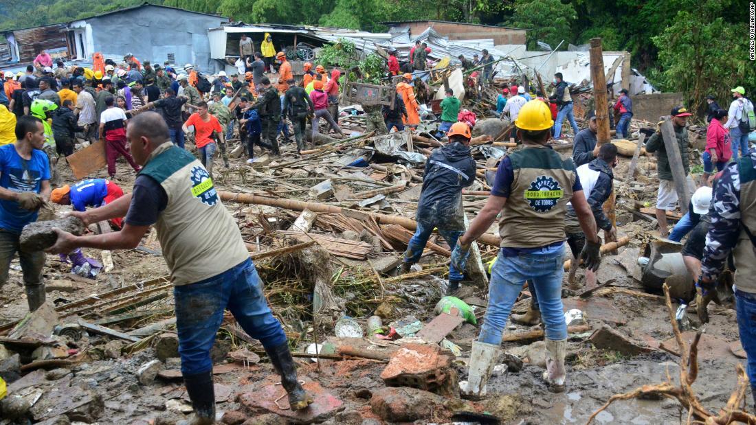 救助隊とともに捜索活動に当たる地域住民ら＝８日、コロンビア・ペレイラ/Andres Otalvaro/AP