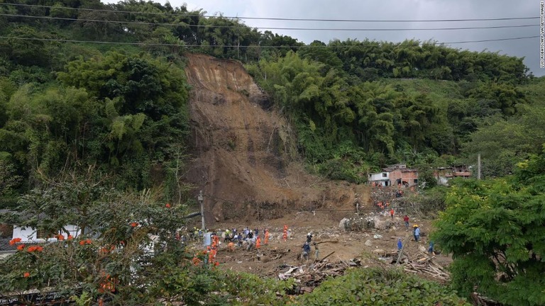 大雨による土砂災害が発生した地域＝南米コロンビア西部のペレイラ/LUIS ROBAYO/AFP via Getty Images