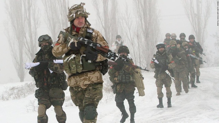 ウクライナ東部ドンバス地方に展開する同国軍の要員ら/Anatoli Boiko/AFP/Getty Images