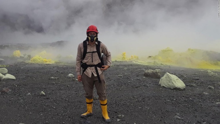 ２０１９年の実地調査で、噴気孔の付近に立つジャスティン・ワン氏/courtesy Justin Wang