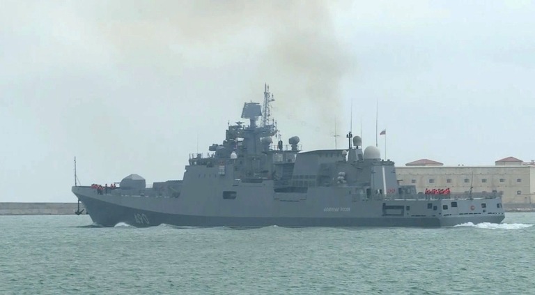 演習のため出航するロシア軍の艦艇＝１２日/Russian Defence Ministry/Reuters
