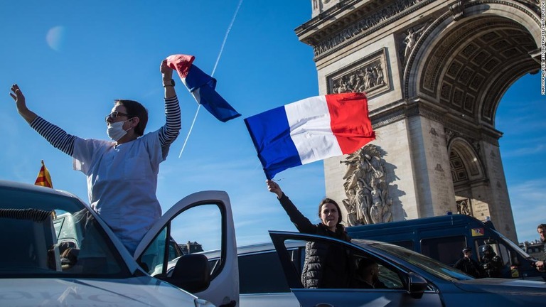 凱旋門の通行を妨げる抗議デモ参加者＝１２日/Christophe Petit Tesson/EPA-EFE/Shutterstock