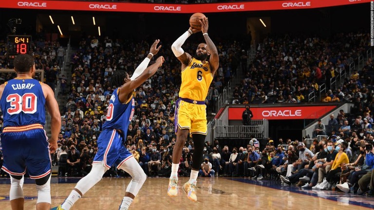 ３ポイントシュートを放つレブロン・ジェームズ＝１２日/Noah Graham/NBAE/Getty Images