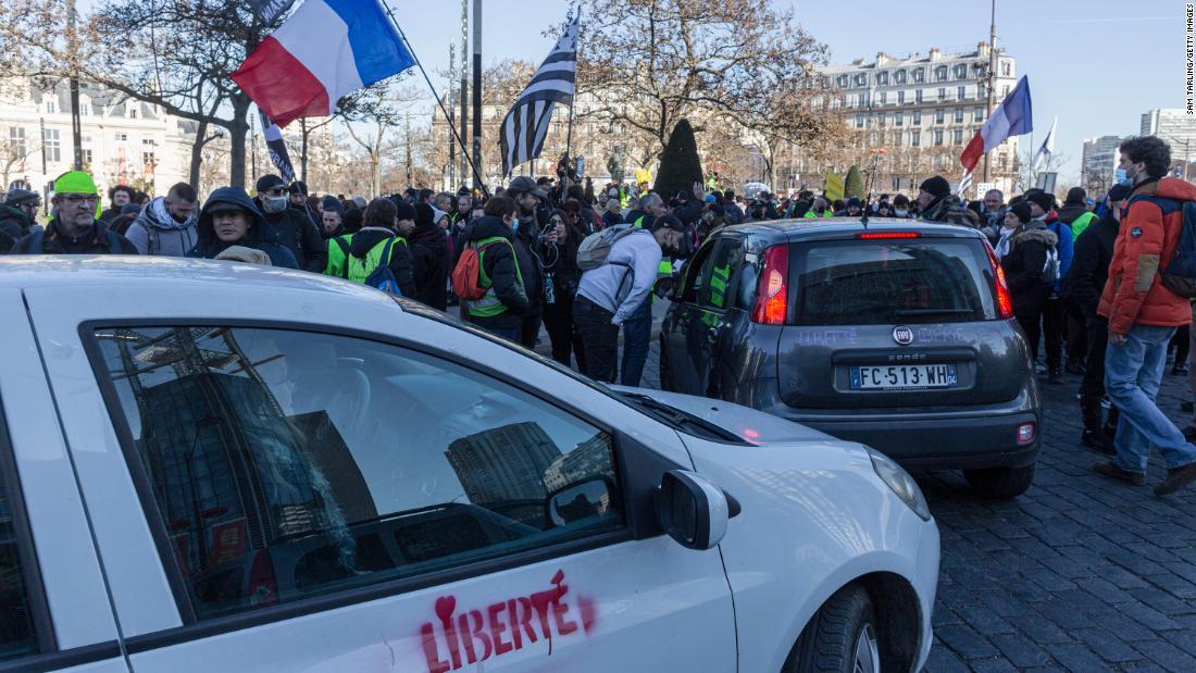 「フリーダム・コンボイ」の参加者が支持者に出迎えられる＝１２日、パリ/Sam Tarling/Getty Images