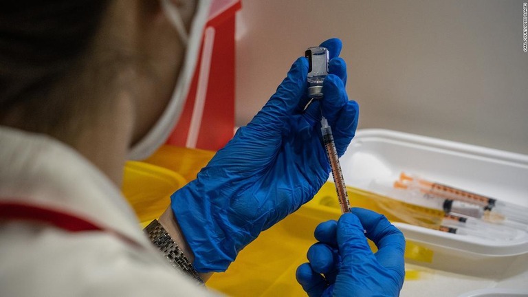 新型コロナウイルスのワクチンを追加接種した場合、重症化を防ぐ効果は高いなどとする研究結果が発表された/Carl Court/Getty Images 