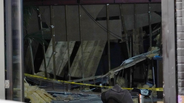 中二階の床が抜け、１３人が負傷した事故現場となったロンドン東部のバー/Aaron Chown/PA Images/Getty Images